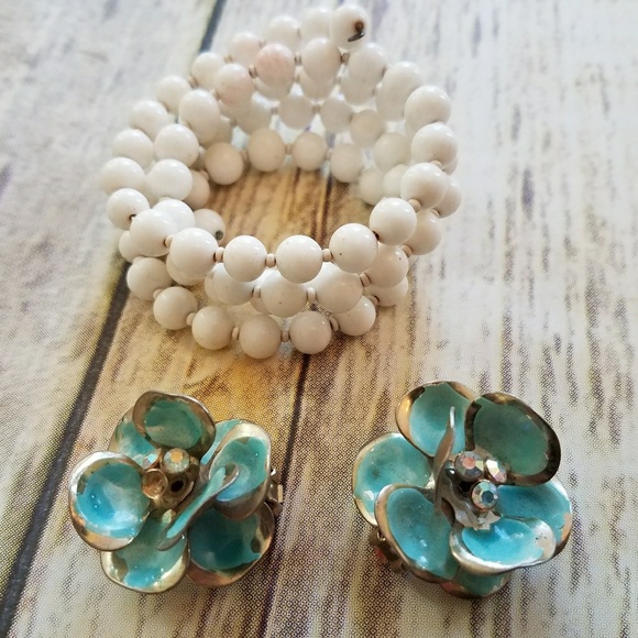 💕 Vintage Floral Earrings Clip on 💕 - Picture 2 of 3